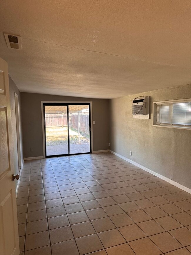 Building Photo - Beautifully Updated 4/2 in Old Fig