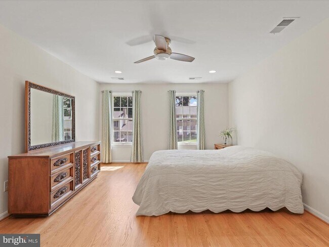 Building Photo - 9715 Ceralene Dr