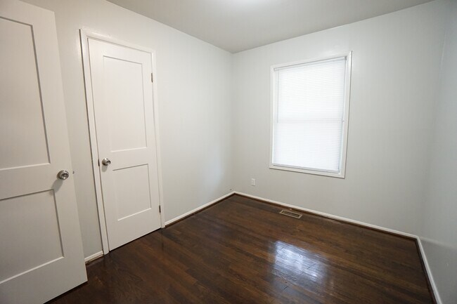 Building Photo - 112 13th Ave N