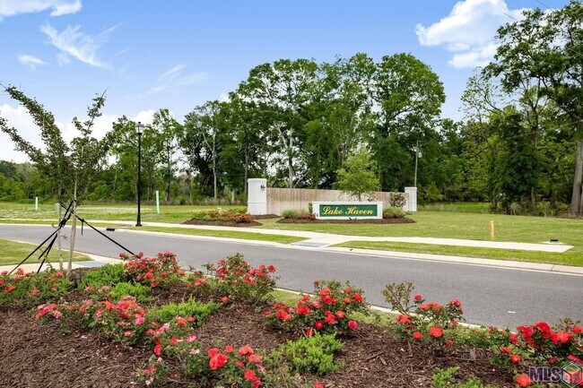 Building Photo - Fully Furnished!  5 bedroom, 3 bath home i...