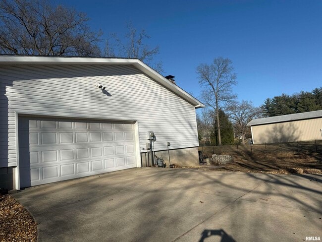 Building Photo - 16 Webster Hill Estates