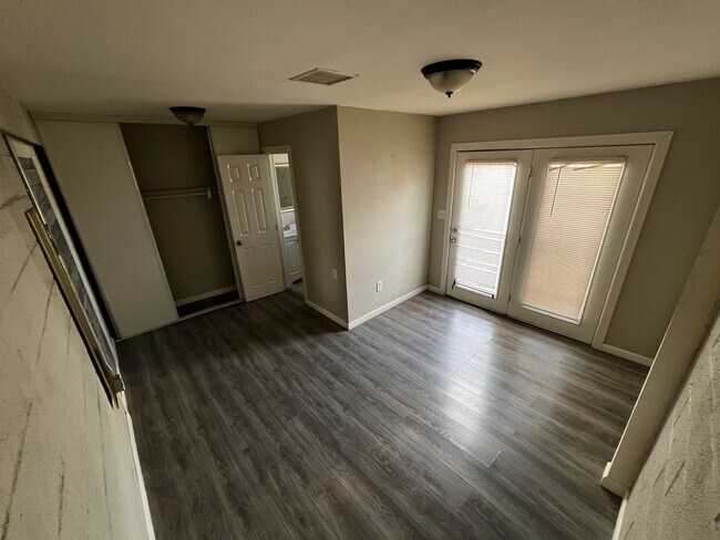 Building Photo - 3 Bedroom Duplex