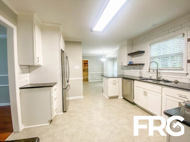 Building Photo - 305 Smith Pl