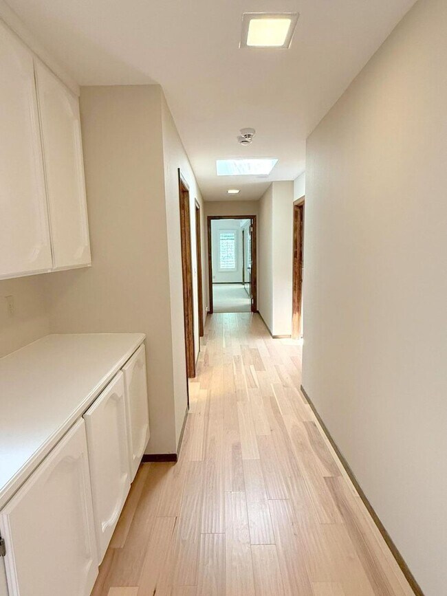 Building Photo - NEW PRICE ! Sprawling ranch home located i...