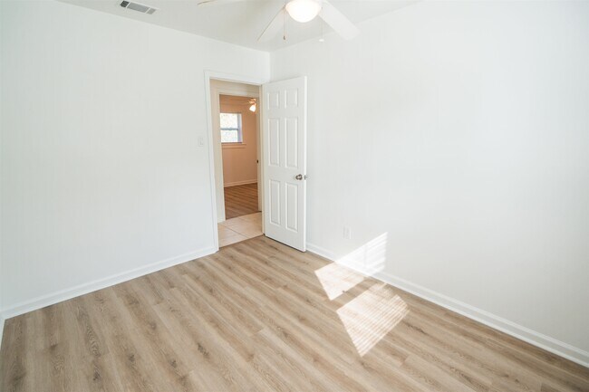 Building Photo - 406 Essex Dr