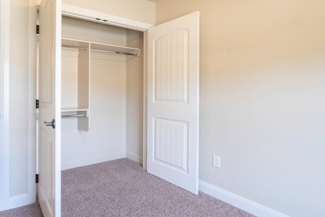 Building Photo - Upgraded 3 Bedroom Townhome in Desirable Southgate Community