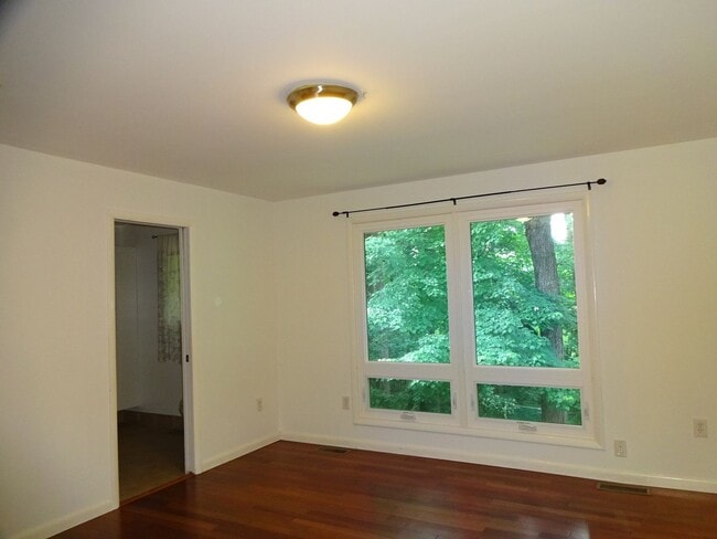 Building Photo - 5 BR Near Ft. Belvoir and Historic Mt. Vernon