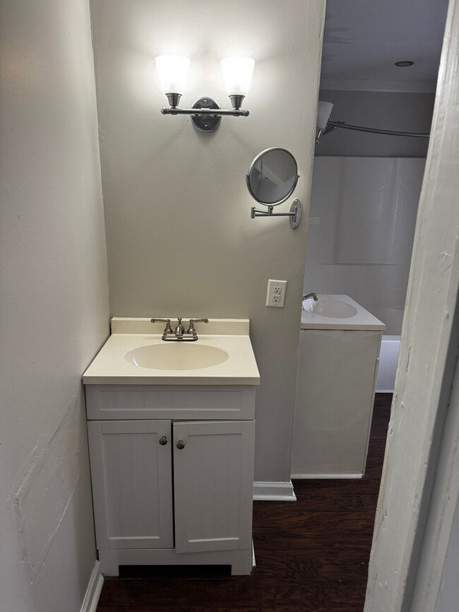 Building Photo - 512 S Zion St