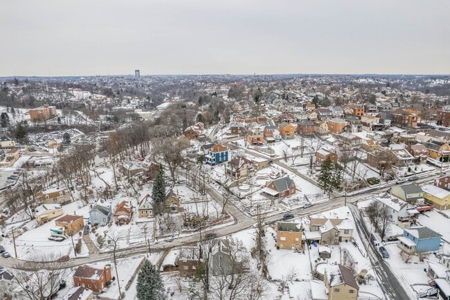 Building Photo - Stunning 3 bedroom home in Brookline available July 1!