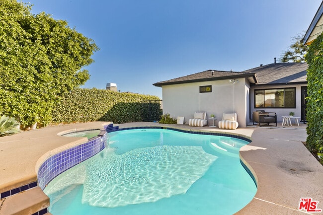 Building Photo - 9125 David Ave