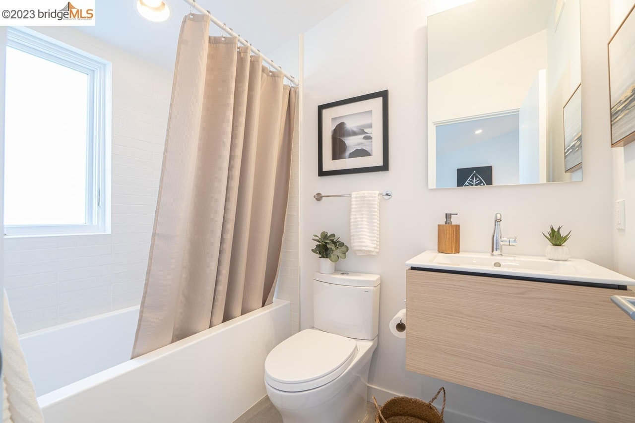 Second Full Bath - En Suite to 2nd Bedroom - 802 Apgar St