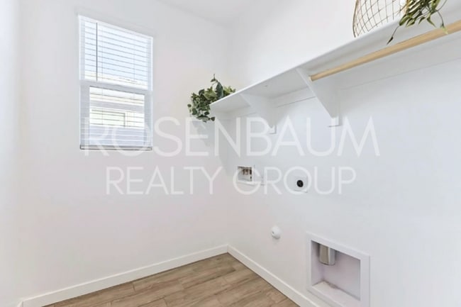 Building Photo - Stunning 4-bedrooms, 3-baths single story ...