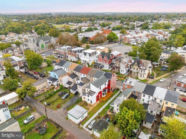 Building Photo - 32 E Elm St