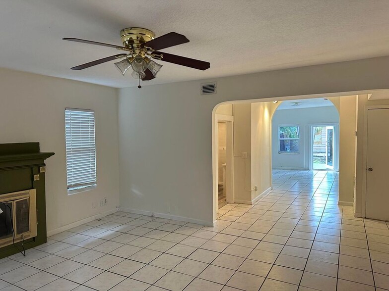 Building Photo - 611 El Vedado