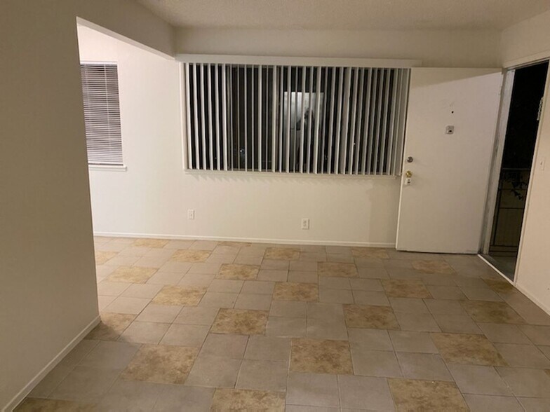 Building Photo - Maple 2