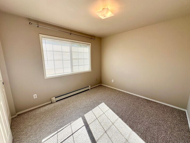 Building Photo - Introducing the Perfect Townhouse Steps Away from Central WA University!