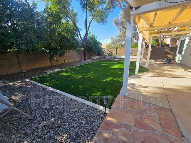 Building Photo - 3009 E Utopia Rd