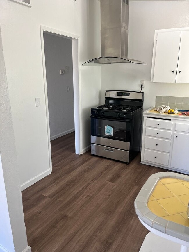 Building Photo - NEW NEW NEW! 3 BEDROOM 1 BATH IN KINGSBURG