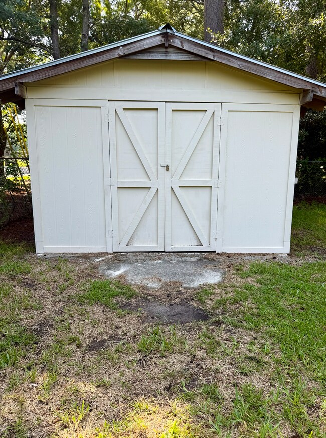Building Photo - 8364 Greenridge Rd