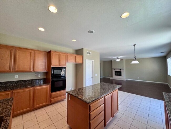Building Photo - Beautiful Two Story 5 bedroom Home in the ...