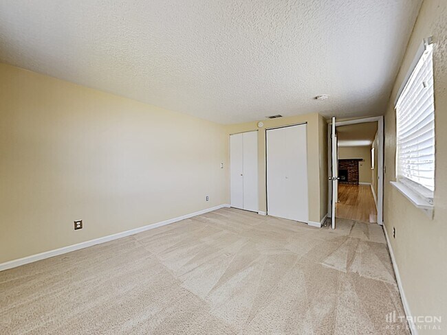 Building Photo - 803 8th Ave N