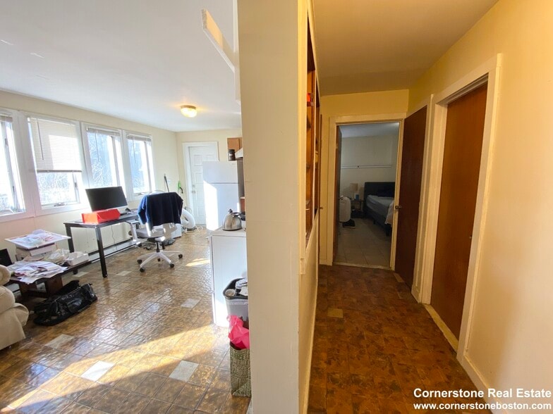 Building Photo - 33 Lawn St