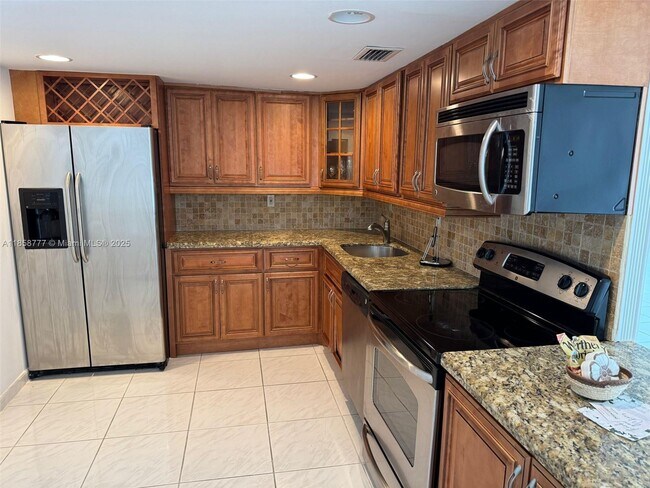 Building Photo - 1420 Brickell Bay Dr