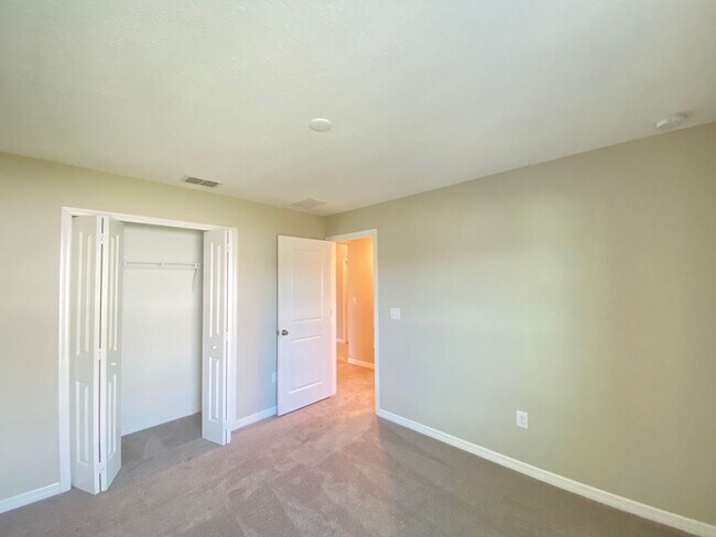 Building Photo - MOVE IN BY FEBRUARY 15TH AND RECIEVE HALF OFF FIRST MONTH- Hills Of Tuscany - Great Location, 3/2...