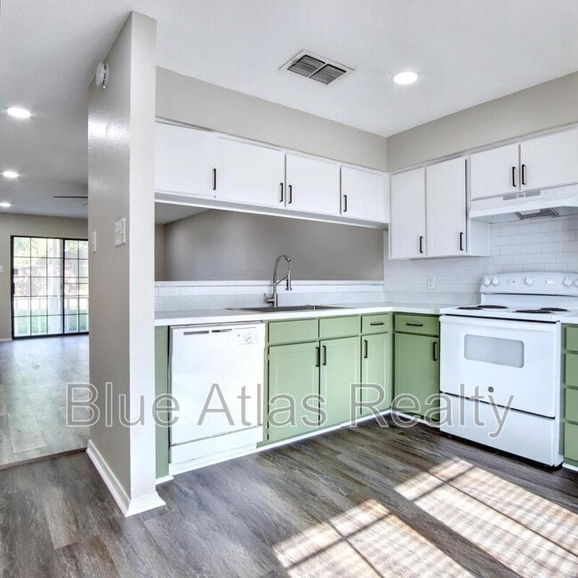 Building Photo - 2300 Indigo Ln