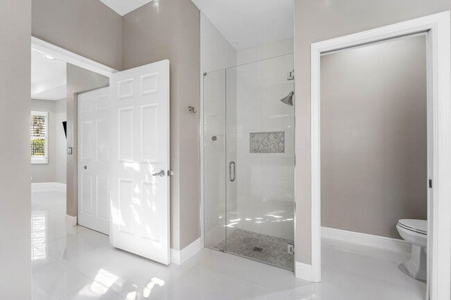 Building Photo - 121 Palm Cir