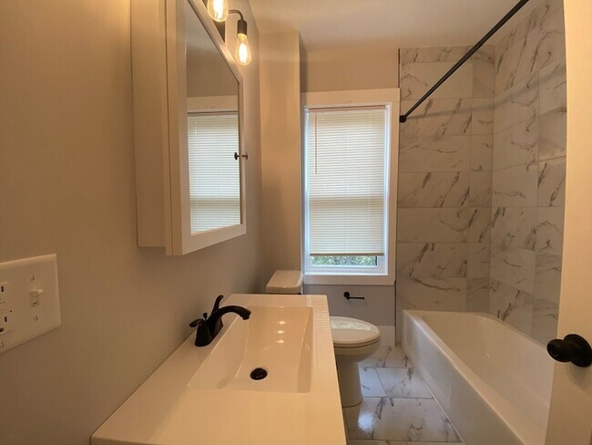 Building Photo - 118 Marginal St