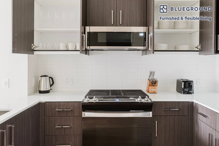 Building Photo - 2333 Calle Del Mundo