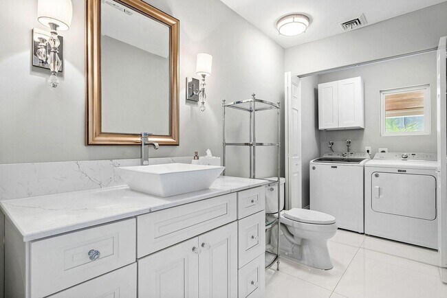 Building Photo - 417 N Country Club Dr