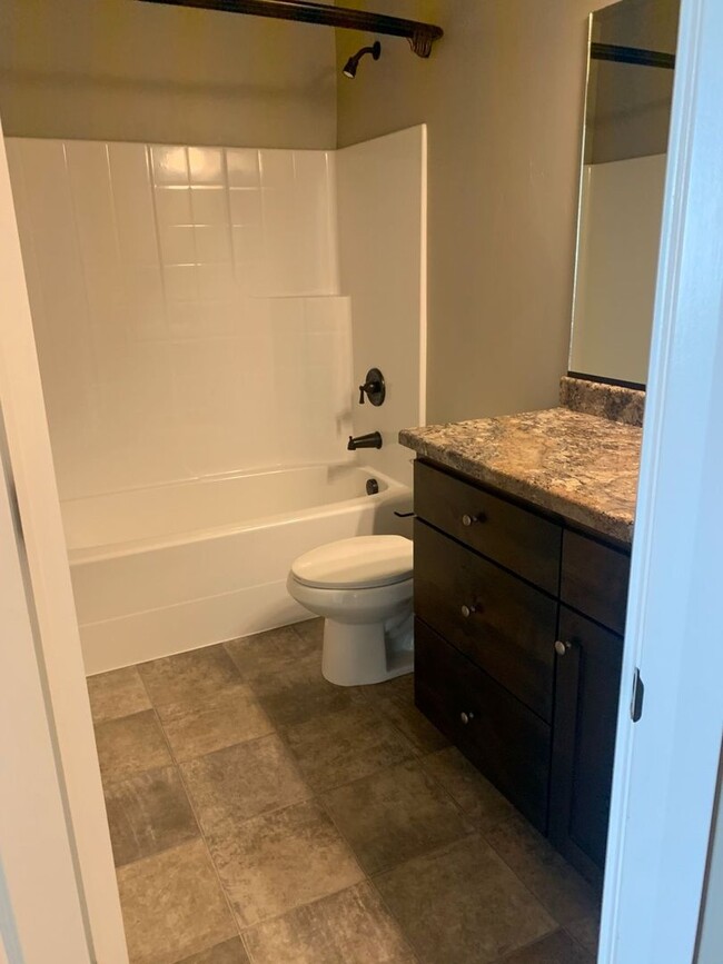 Building Photo - **$300.00 Move-In Bonus** Town home living...