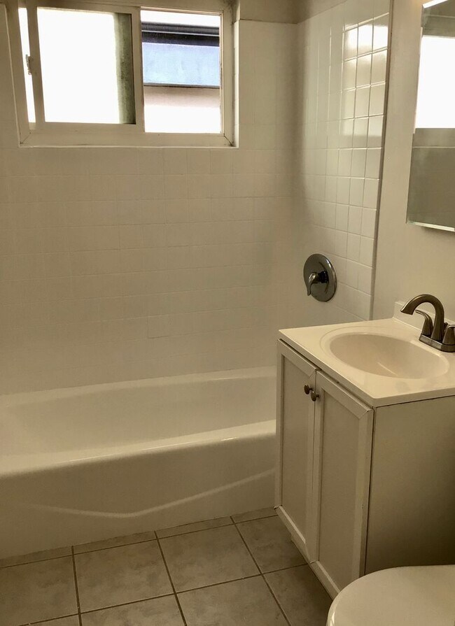 Building Photo - 2BD 1BA Apt Next to USD - Spacious Upstairs Unit, Pet Friendly, 1 Parking Space, No Carpet