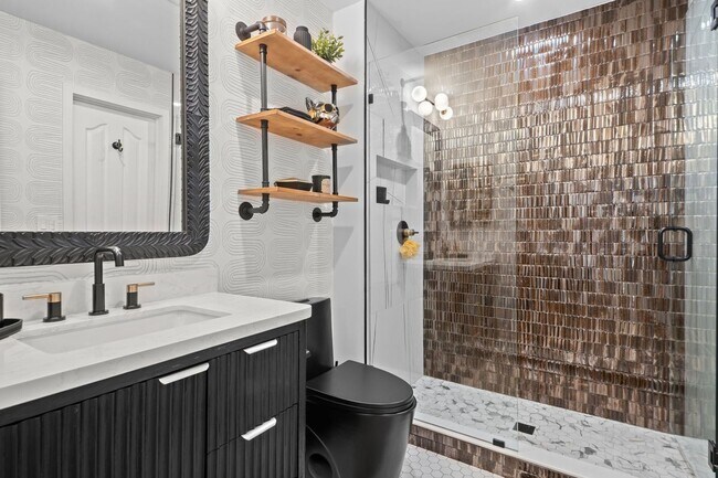 Building Photo - 2062 Hyacinth Rd