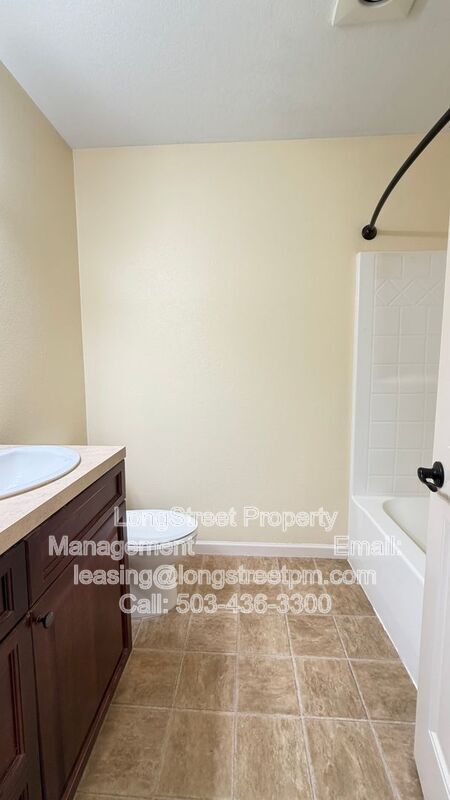 Building Photo - 823 Crouchen St NW