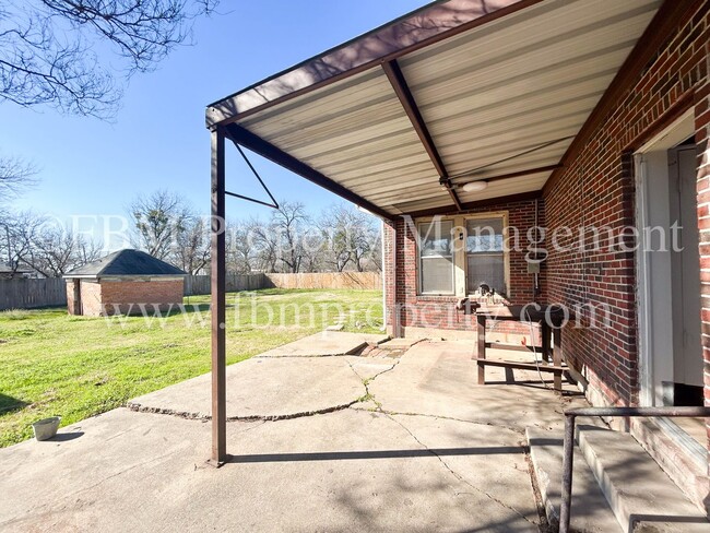 Building Photo - 211 W. Jefferson St - Beautiful 3 Bedroom,...