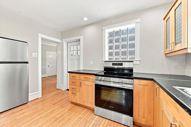 Building Photo - Updated 1 Bed by Brandywine