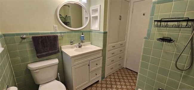 Building Photo - 3-bedroom, 1 bathroom, 1 car attached gara...