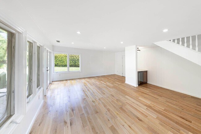 Building Photo - Charming Corner Lot Home on Oversized 10,000 Sq Ft Lot