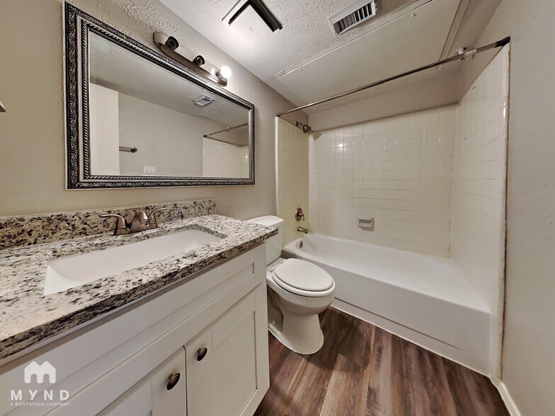 Building Photo - 2822 Canary Ln