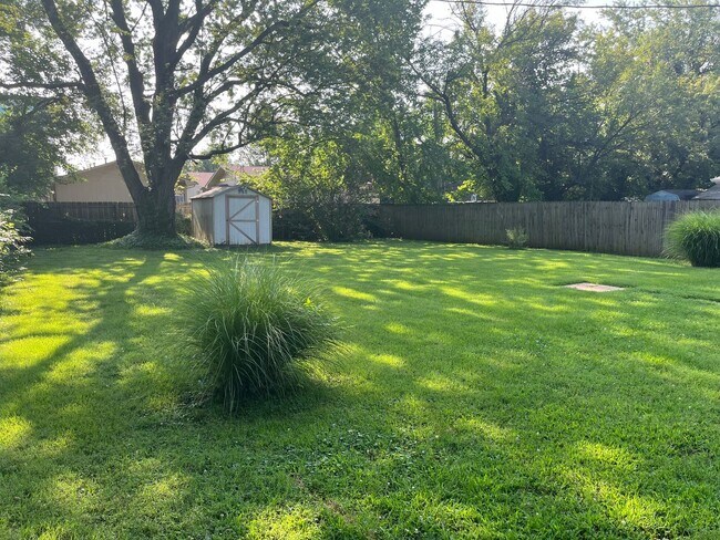 Building Photo - Charming 2 Bedroom with HUGE Yard!