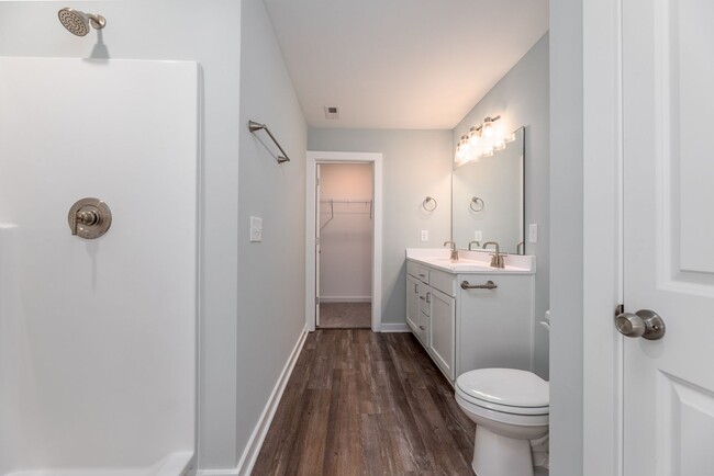 Building Photo - 3 Bedroom Townhome each with en-suite bath...