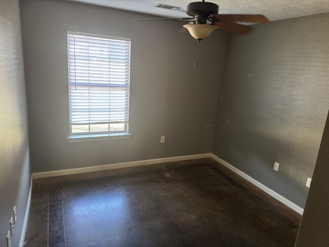 Building Photo - 1015 Wineberry Rd