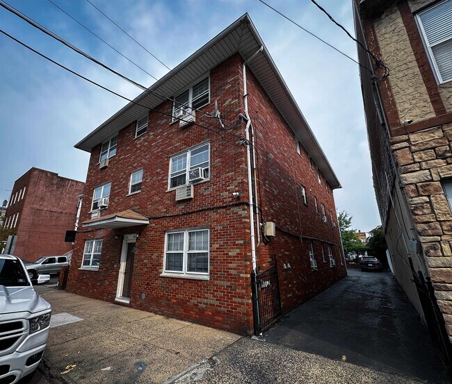 Building Photo - 325-327 John St