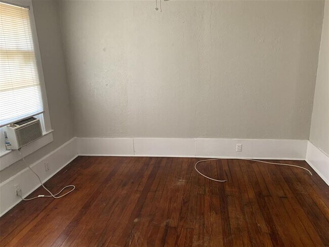 Building Photo - 410 8th Ave W