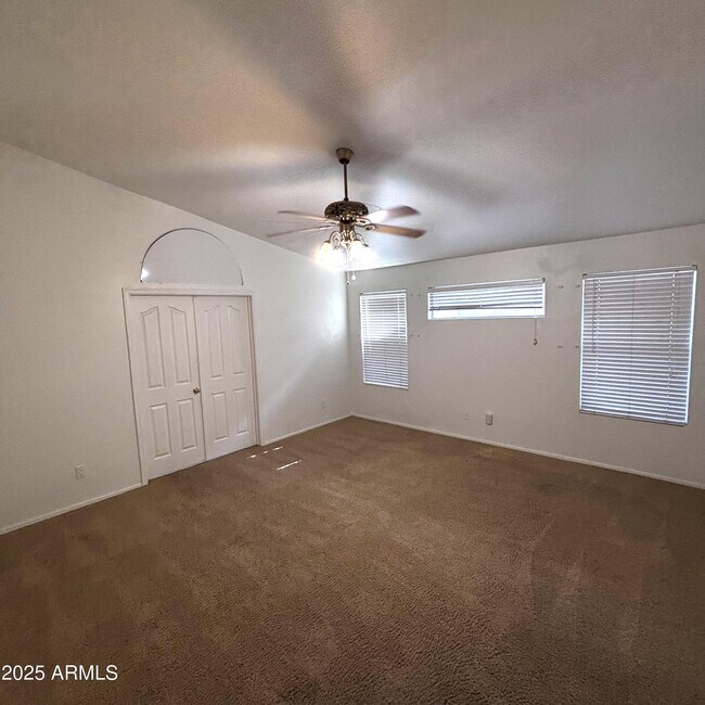 Building Photo - 506 W Navarro Ave