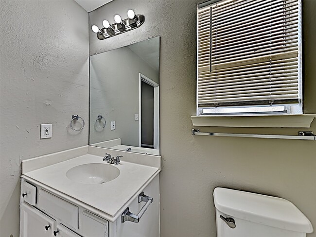 Building Photo - 3215 Boynton Dr