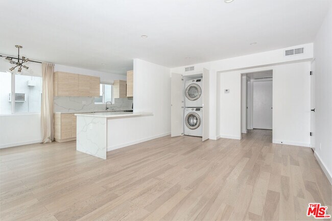 Building Photo - 560 Kings Rd